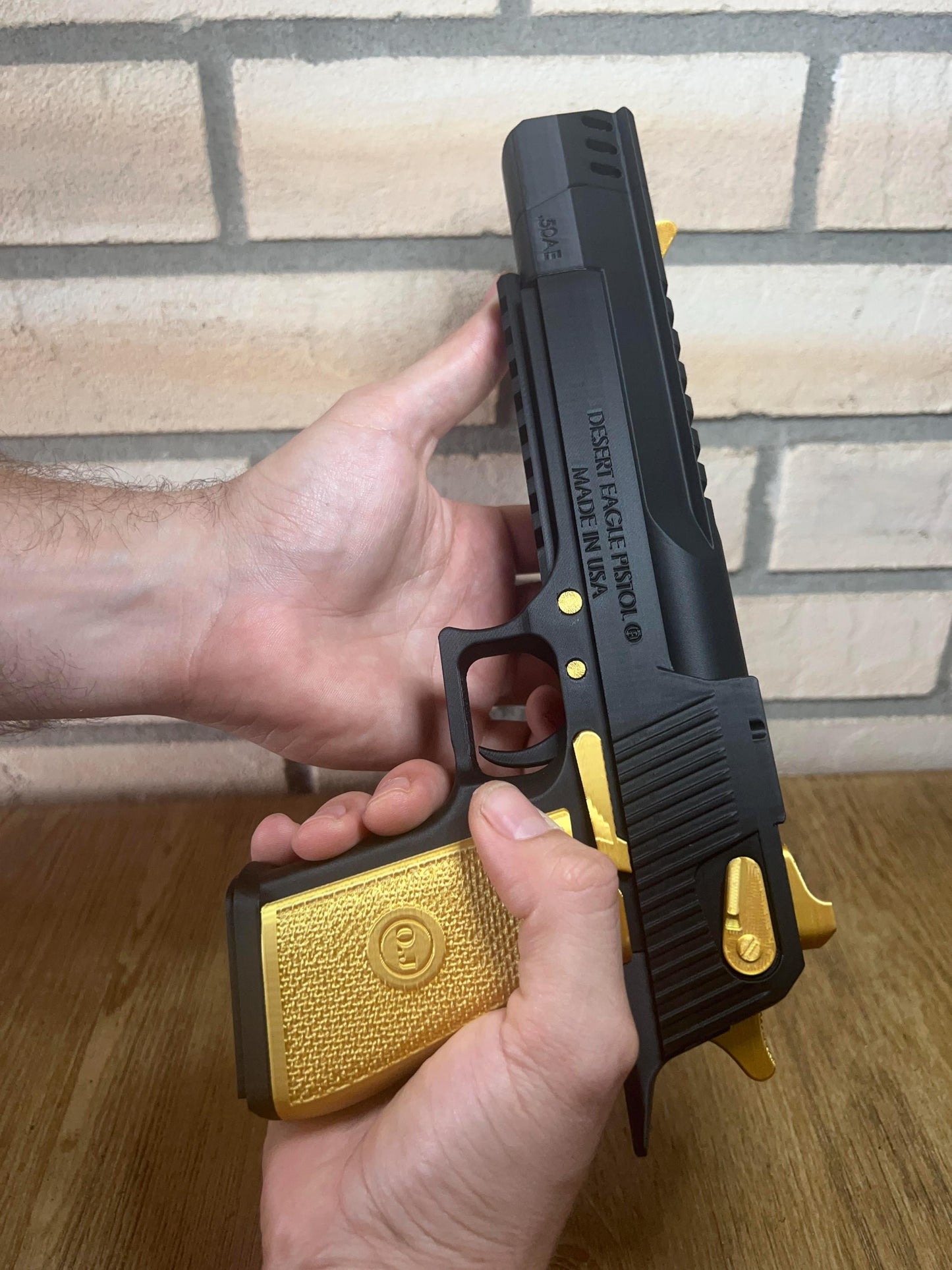 Black & Gold Desert Eagle 3D Printed Display Model – Custom Pistol Replica, Collector’s Edition