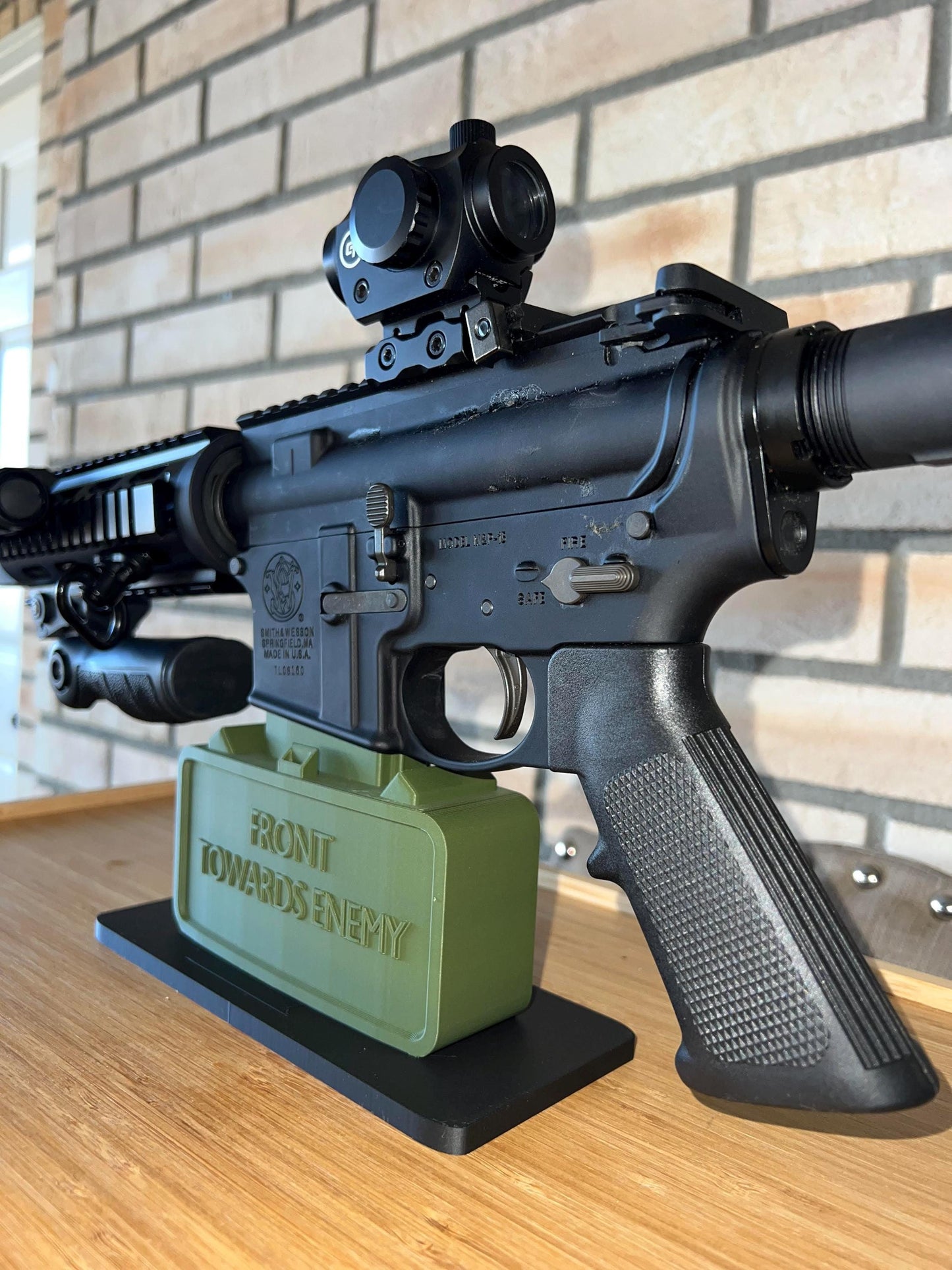 Claymore-Inspired Rifle Display Stand for AR-15/M4