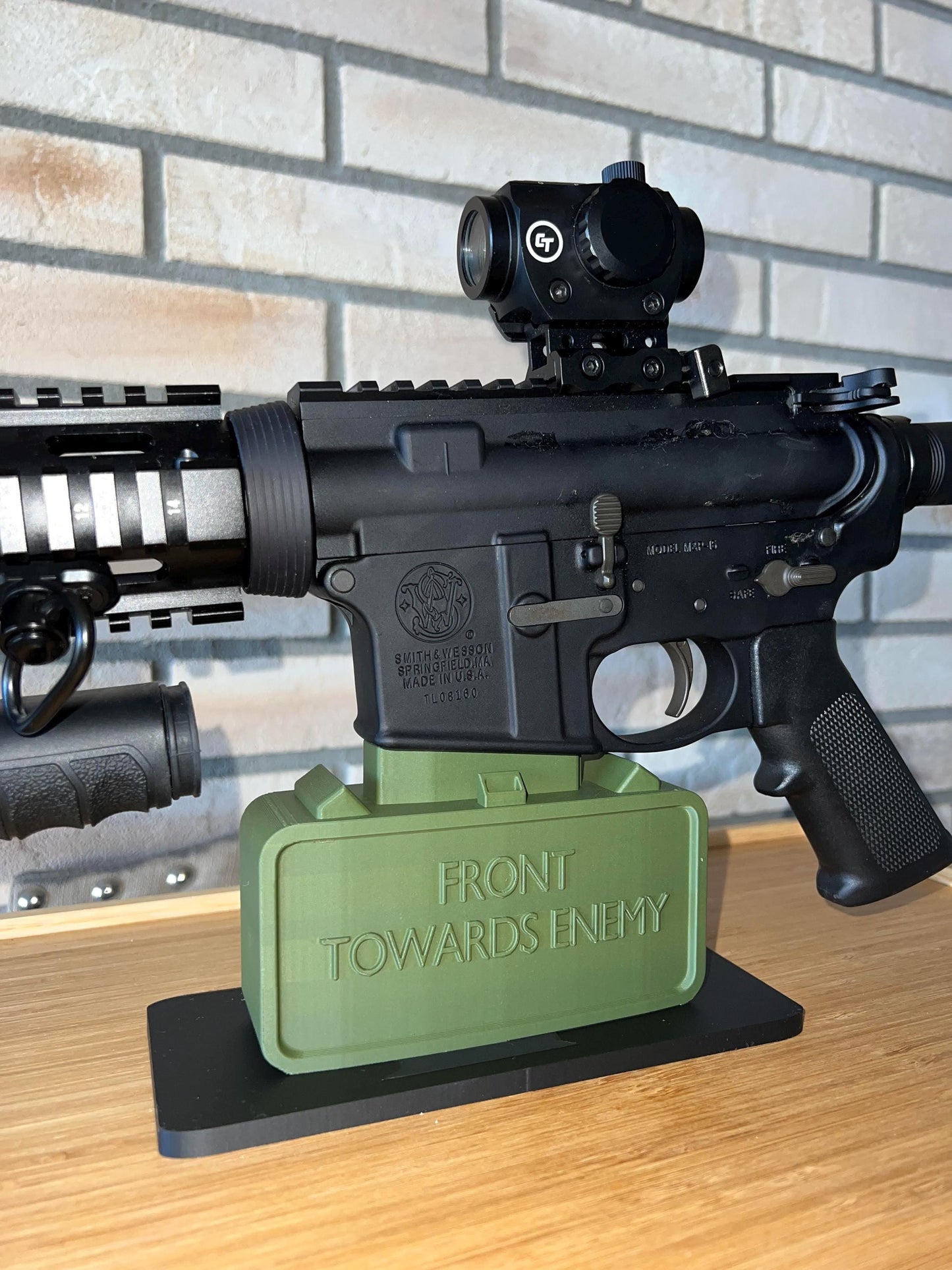 Claymore-Inspired Rifle Display Stand for AR-15/M4